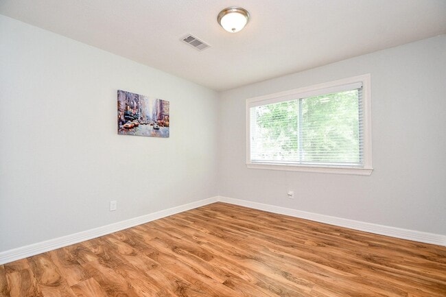 Building Photo - 707 Thistlewood Dr