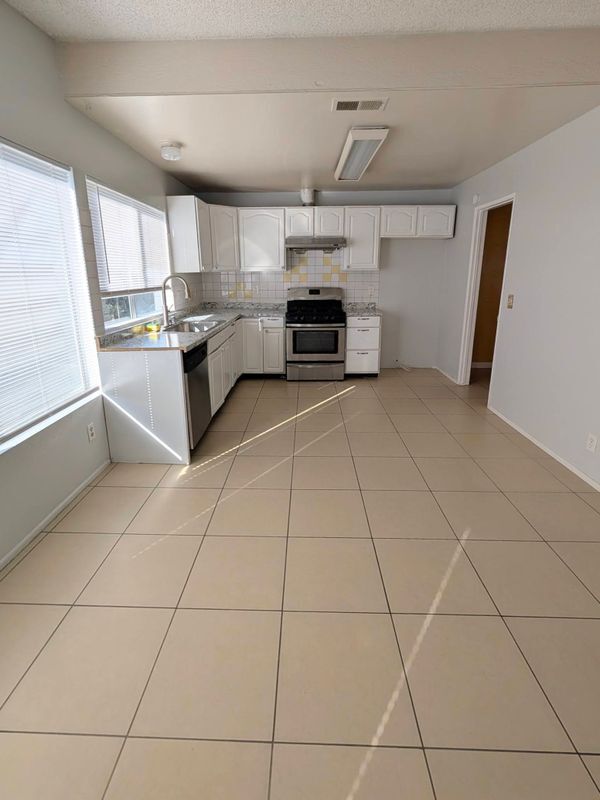 Building Photo - 914 W Alton Ave