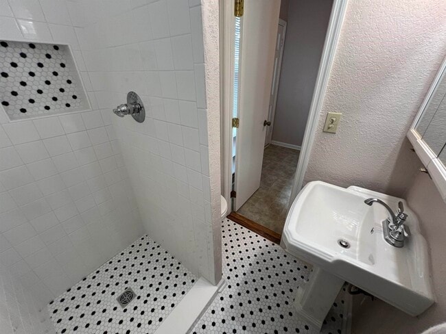 Building Photo - 411 Beard St