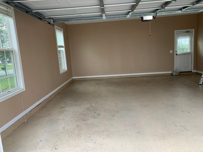 Building Photo - 4 bed 2 bath