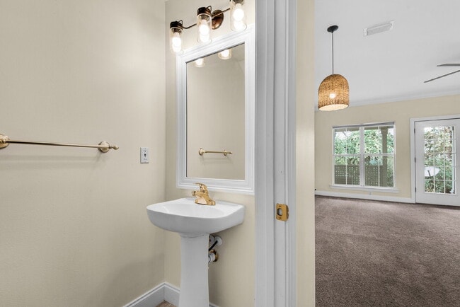 Building Photo - "Charming 3-Bedroom Townhouse Oasis in Destin!"