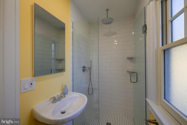 Building Photo - 5717 Chevy Chase Pkwy NW