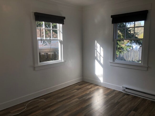 Building Photo - Cute 2 bedroom 1 bathroom farm house!