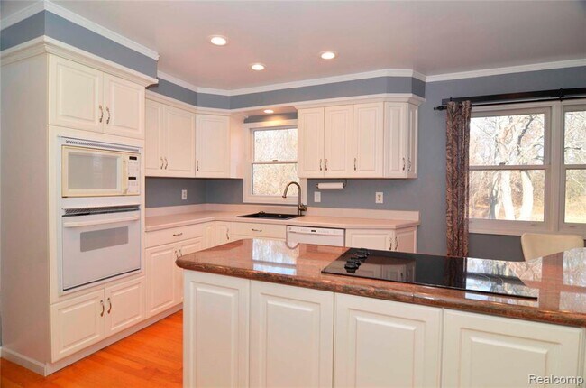 Building Photo - 8152 Fairfield Cir