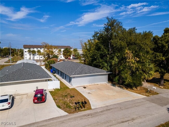 Building Photo - 2403-2405 Maple Ave