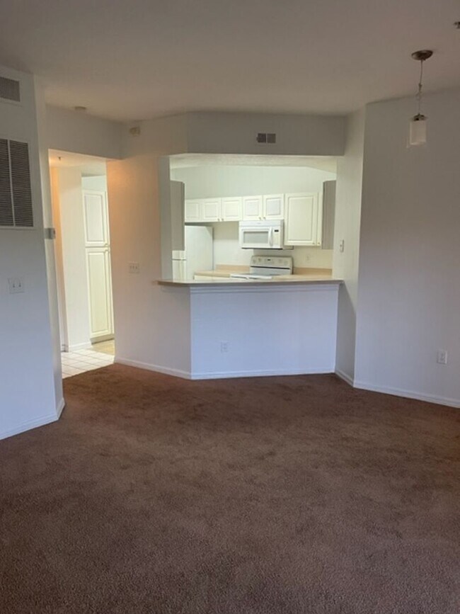 Building Photo - Luxury property. One bedroom condo