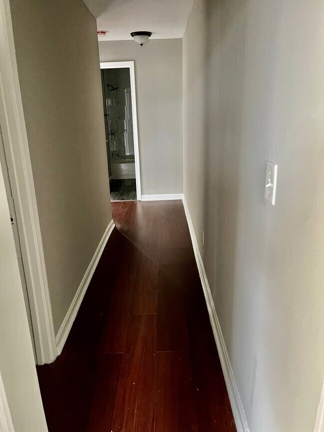 Building Photo - Fully Renovated!