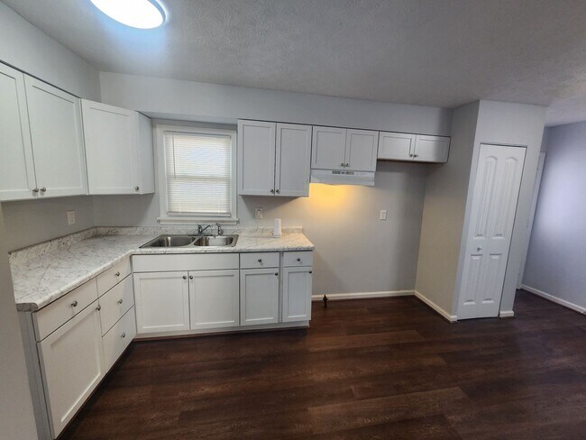 Building Photo - Renovated 3 bedroom 1 bath home in Valley Station!