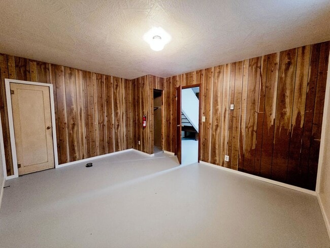 Building Photo - Spacious Cottage on 1/2 Acre Lot