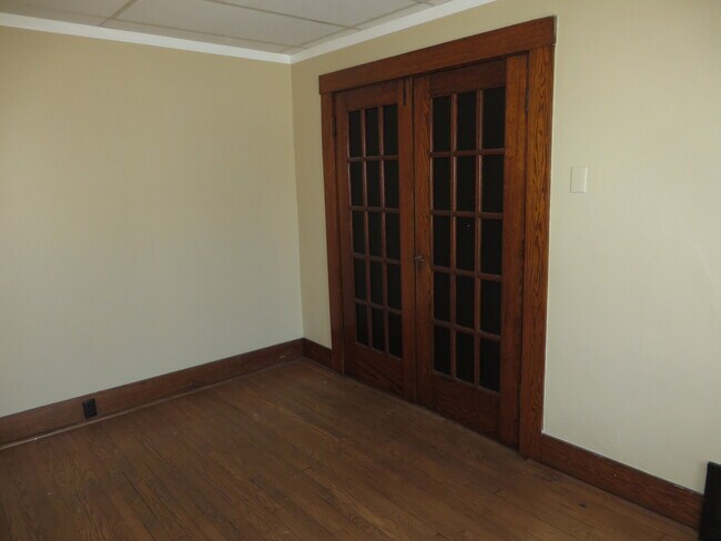 Building Photo - 826 Nuttman Ave