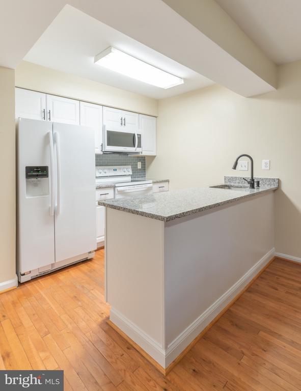 Building Photo - 7 Valleyfield Ct