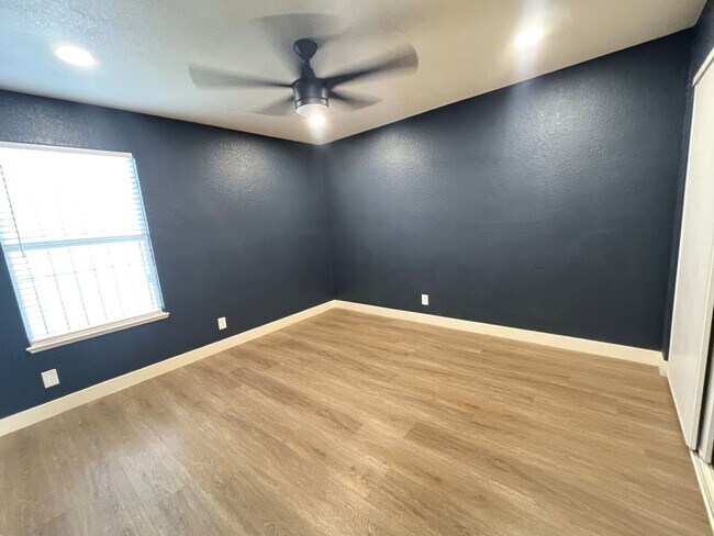 Building Photo - Recently remodeled 2-bed, 2-bath unit for rent in North Las Vegas!