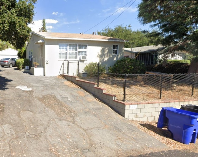 Primary Photo - 2511 Manhattan Ave