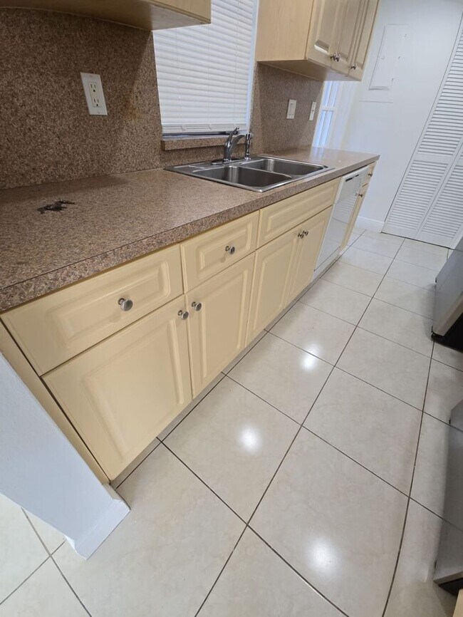 Building Photo - Beautiful Renovated 3/1 | Limited-Time Lab...