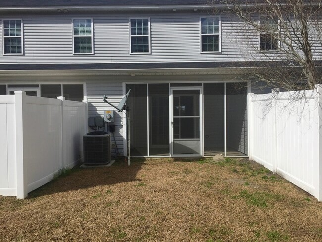 Building Photo - 2 Bedroom 2.5 Bathroom Townhome located in the The Gables!