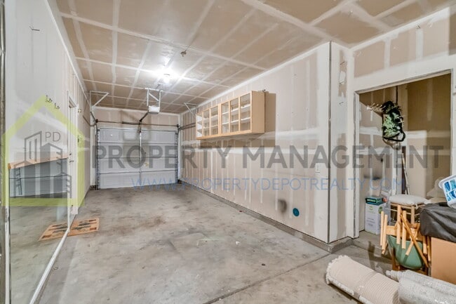 Building Photo - Spacious 2 (or 3!) Bed Condo in Gated Community