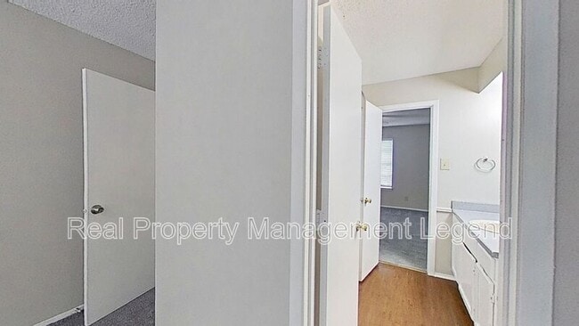 Building Photo - 8109 Silver Creek Rd