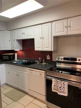 Building Photo - 1500 Park Beach Cir