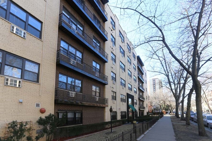 Primary Photo - 450 W Barry Ave