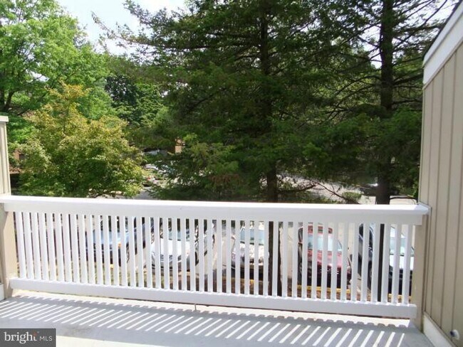 Building Photo - 1700 Oakwood Terrace