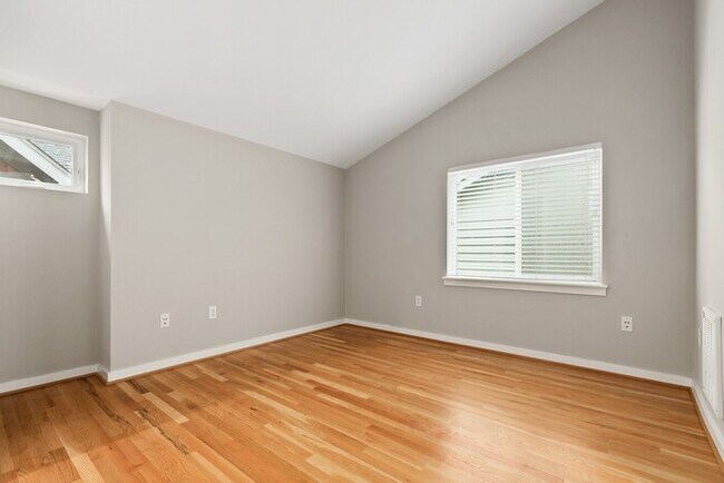 Building Photo - Immaculate Urban Townhome in Famed Alaska ...