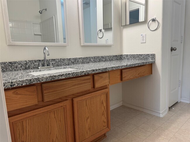 Building Photo - 10 Druids Glen Pl