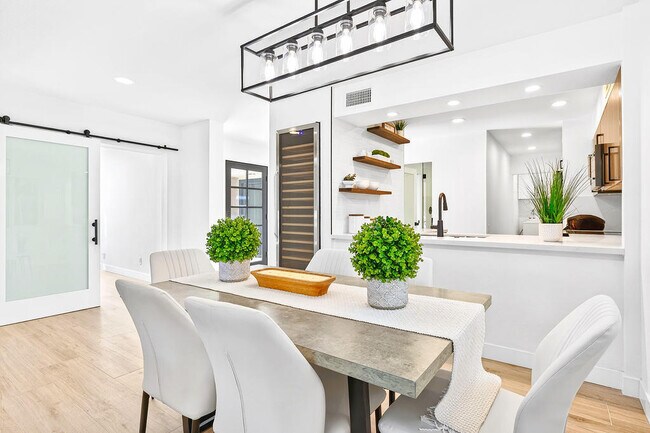 Building Photo - 352 Forest Hills Dr