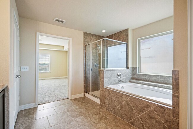 Building Photo - Immaculate Home in the Coveted Fairway Rid...
