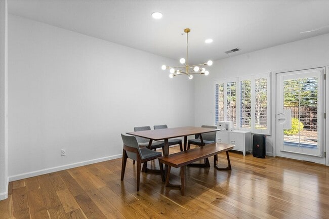 Building Photo - 302 Laurel Ct