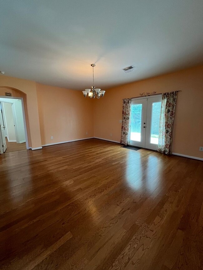 Building Photo - Beautiful 6 Bedroom, 3.5 Bath Home