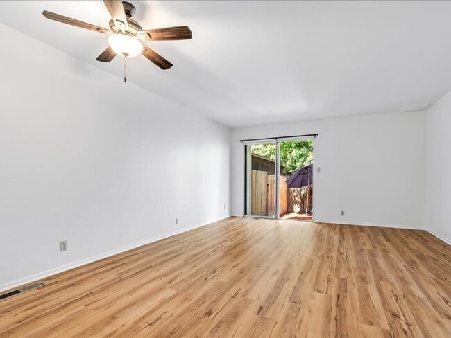 Building Photo - Healdsburg 2BR/1.5, 2 story, walk to downt...
