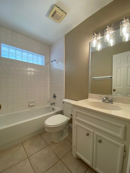 Building Photo - 1209 Swallow Ave