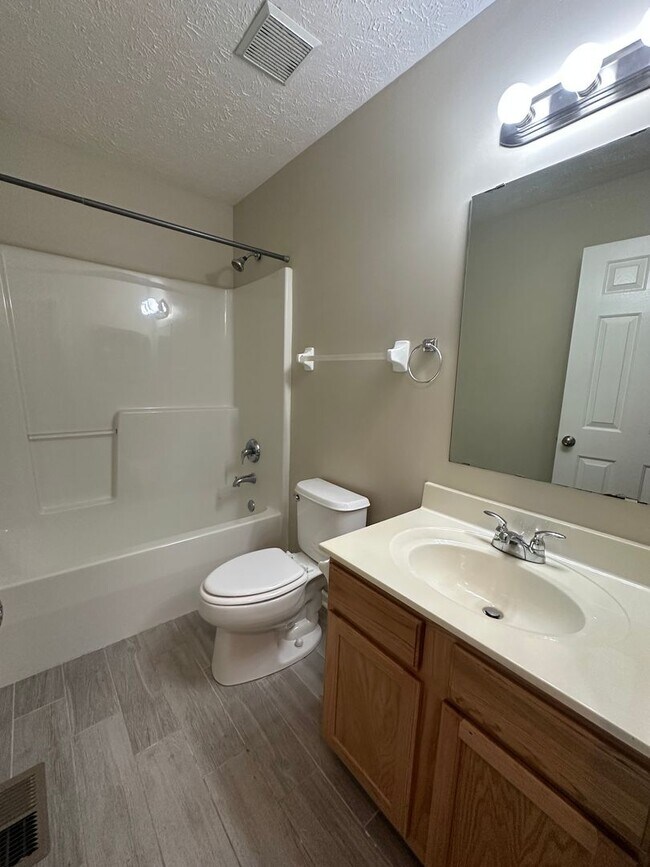 Building Photo - 4BR / 2BA Home in Middletown with Two Car Garage For Rent!