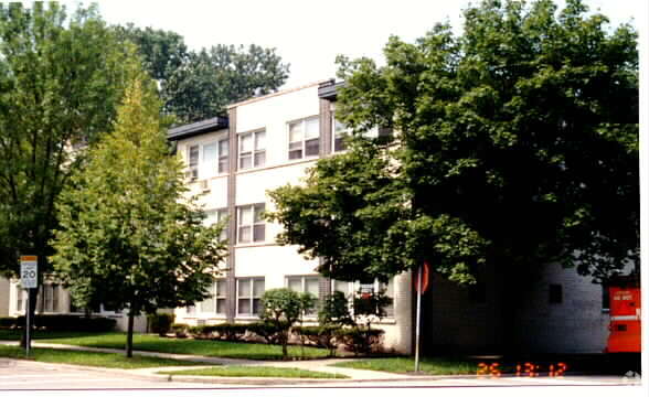 Primary Photo - 2700-2702 W Pratt Ave