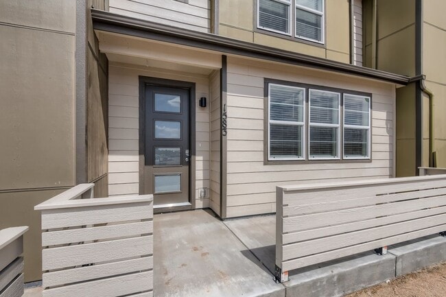 Building Photo - Welcome to this 3 bed, 2 and half bath town-home in Briargate area