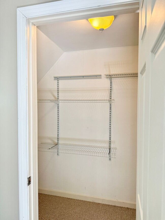 Building Photo - Sunny & Spacious 4 bedroom home