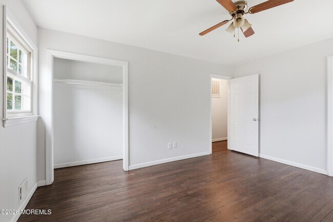 Building Photo - 536 River Dr