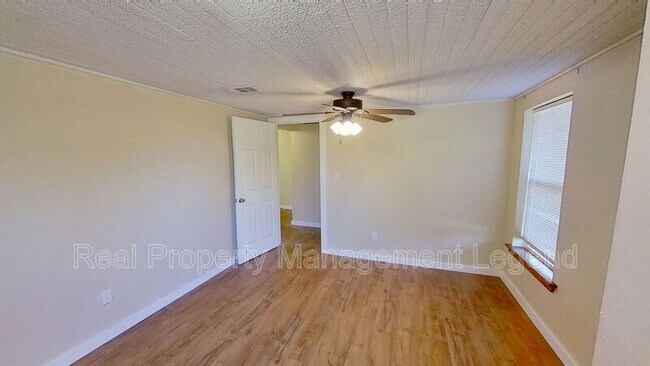 Building Photo - 1030 Oak Dr