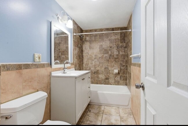 Building Photo - 20 Leslie St