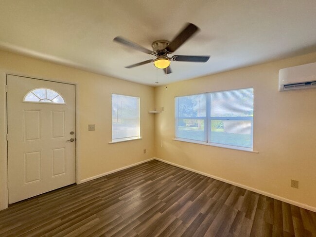 Building Photo - Charming Two Bedroom, One Bath Single Family Home Nestled in Leesburg FL!