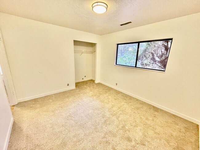 Building Photo - Remodeled Three Bedroom Home in Desirable Bloomington