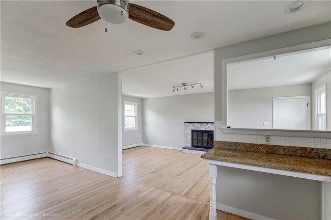 Building Photo - 501 Sandy Point Ave