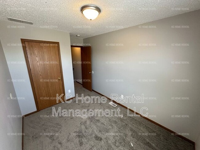 Building Photo - 502 Sky Vue Dr