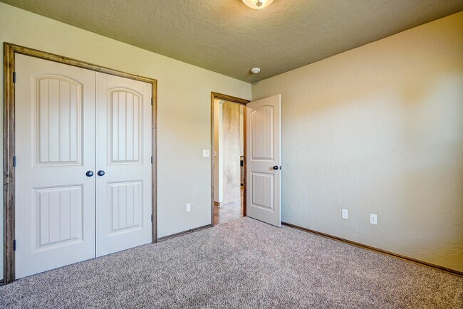 Building Photo - 1713 Pinewood Dr