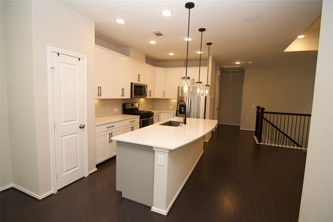 Building Photo - 10957 Cannes Memorial Dr
