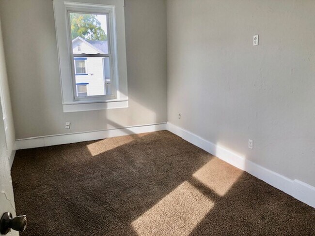 Building Photo - 548 E Pearl St