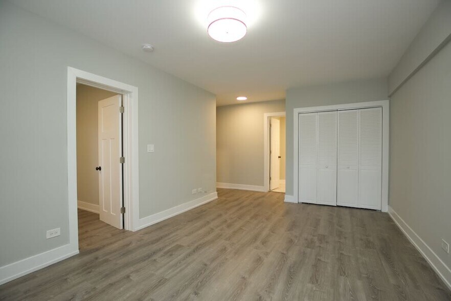 Building Photo - 510 W Belmont Ave