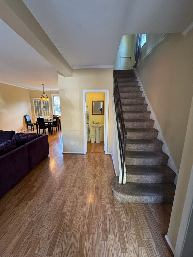 Building Photo - 5 Bedroom 2.5 Bath in Squirrel Hill