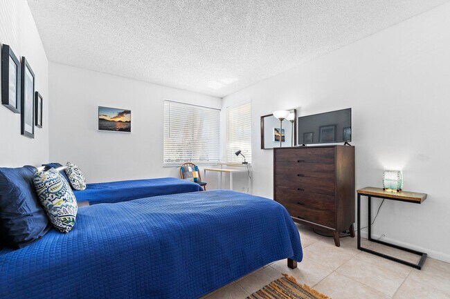 Building Photo - 353 S US Hwy 1