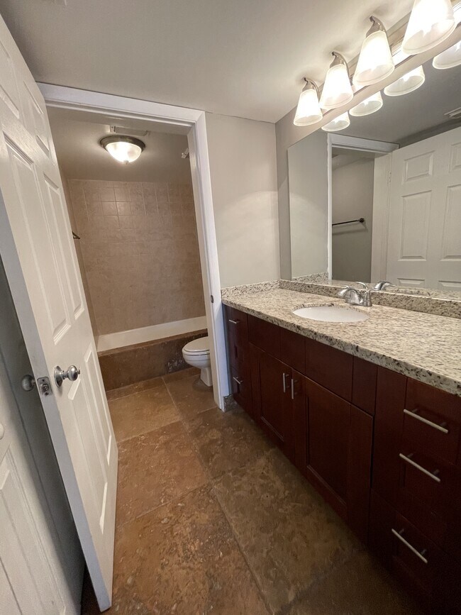 Building Photo - 2831 N Oakland Forest Dr